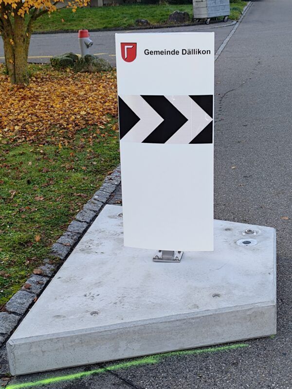 Stele aus Aluminiumprofilen